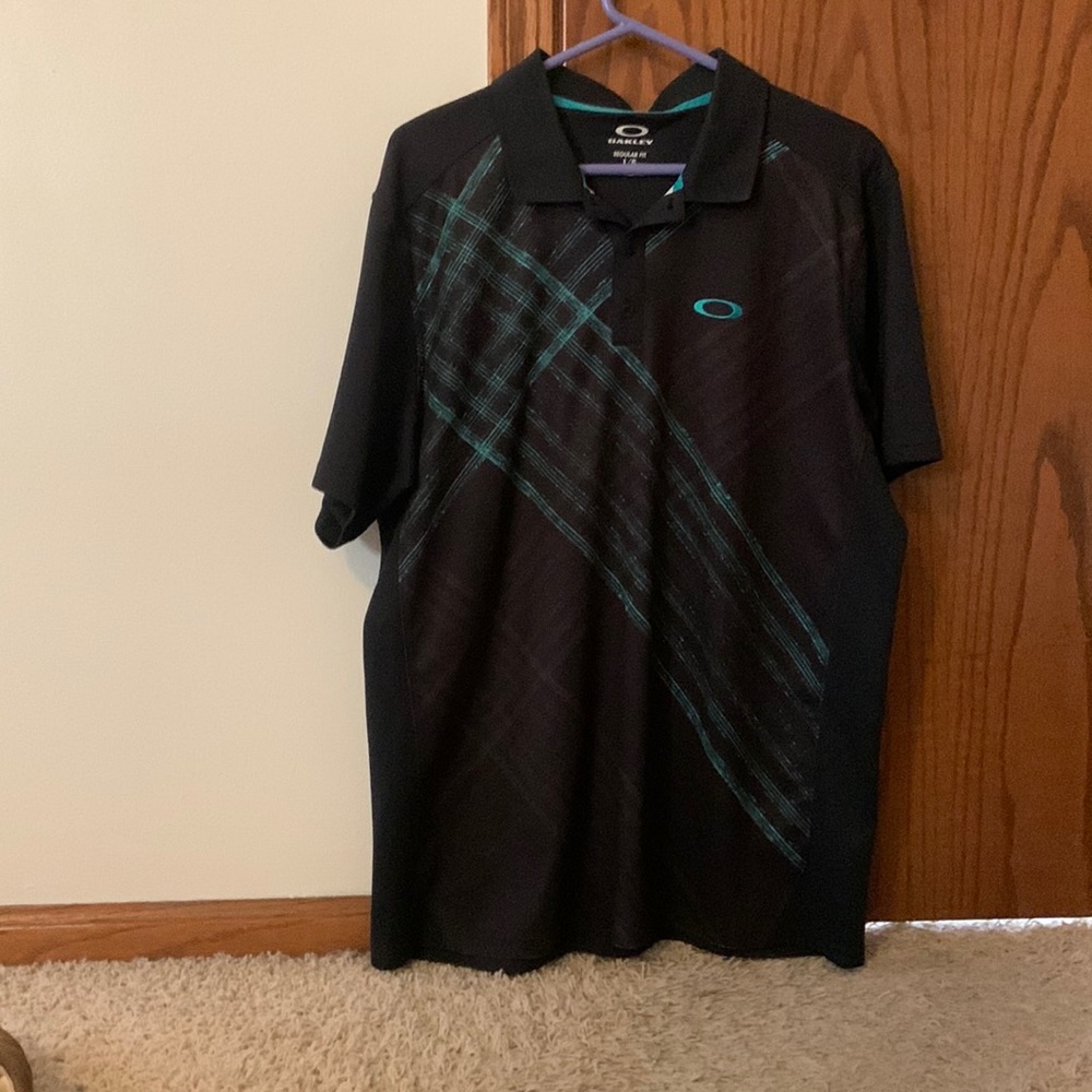 Large Oakley polo. 100% polyester.